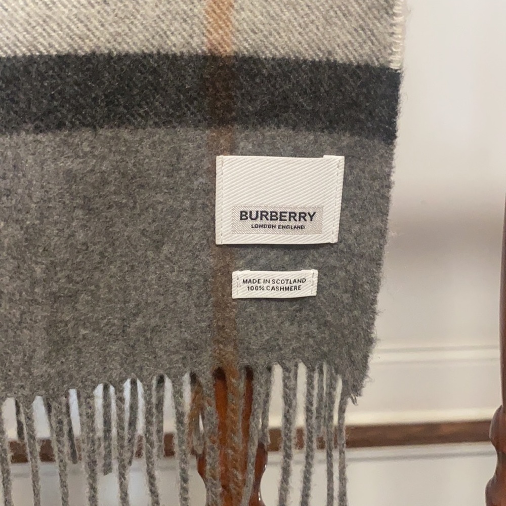 Like New!! Burberry Giant 168x30 Check gray Cashmere scarf.